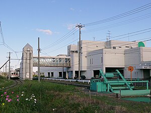 十和田市車站車站大廈。左邊是月台（2009年9月）