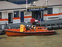 Ein E-class-Boot (RBB) der RNLI auf der Themse