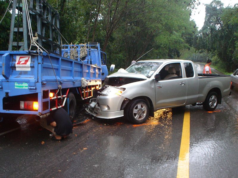 File:Toyota Hilux crash 4.jpg