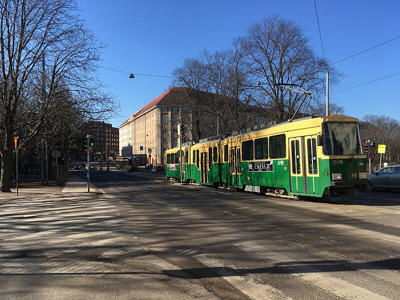 File:Trams pass (43048775825).jpg