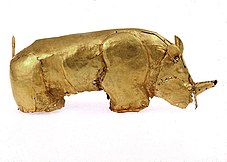 De Mapungubwe-neushoorn gedateerd ca.  1250-1290 CE, maakt deel uit van de Mapungubwe-collectie