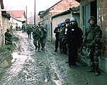 Amerykańscy żołnierze patrolujący Mitrovicę