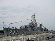係留されるカッシン・ヤング (USS Cassin Young, DD-793)