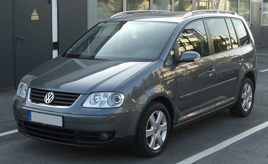 File:VW Touran 1.9 TDI BlueMotion Technology Highline Deep Black.JPG -  Wikimedia Commons