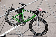 Vélo de triathlon sur un portique.jpg