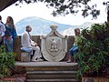 Terrasse avec l'emblème de l'aigle impérial.