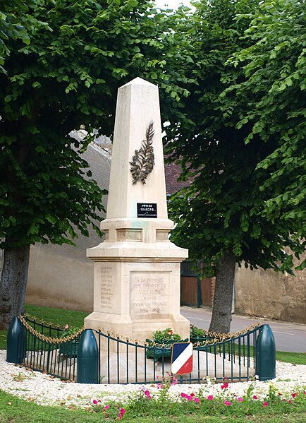 File:Villiers-sur-Tholon-FR-89-monument aux morts-01.jpg