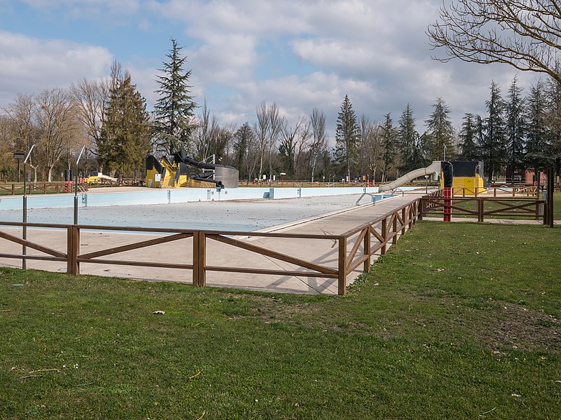 File:Vitoria - Parque de Gamarra - Piscina 03.jpg