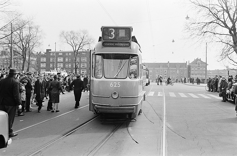 File:Volkswagen tegen tram op hoek van Nassaukade en Frederik-Hendrikplantsoen, Bestanddeelnr 918-9883.jpg