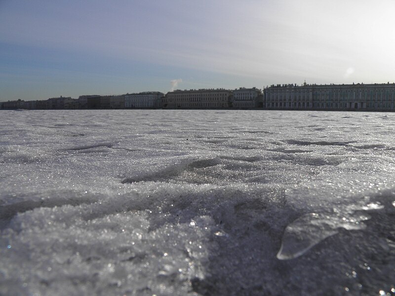 File:Vue depuis la Neva gelée - palais d'Hiver, grand Ermitage, petit Ermitage (2).jpg