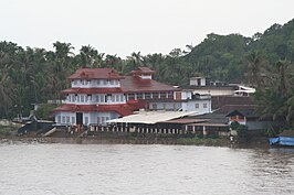 Tempel op de oever van de rivier Valapattanam