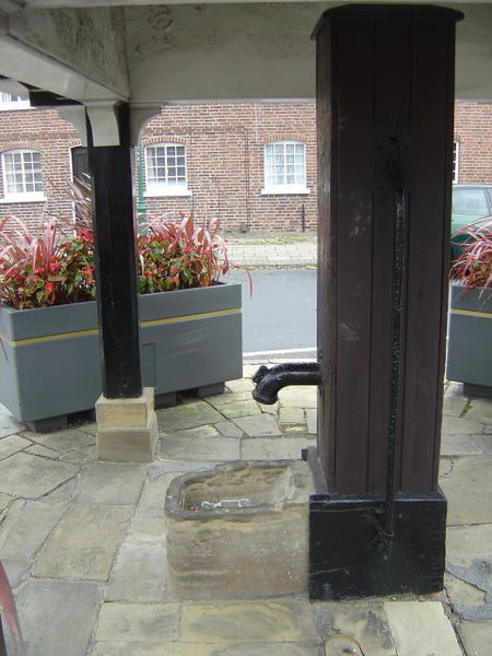 File:Wollaton Village pump - geograph.org.uk - 1040329.jpg