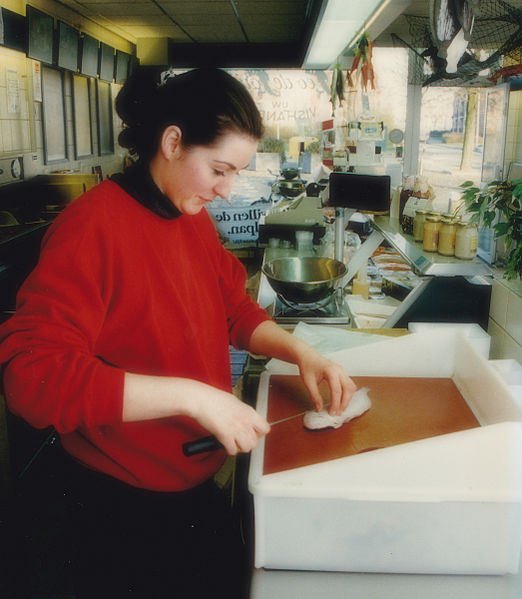 File:Woman makes fish clean Netherlands.jpg