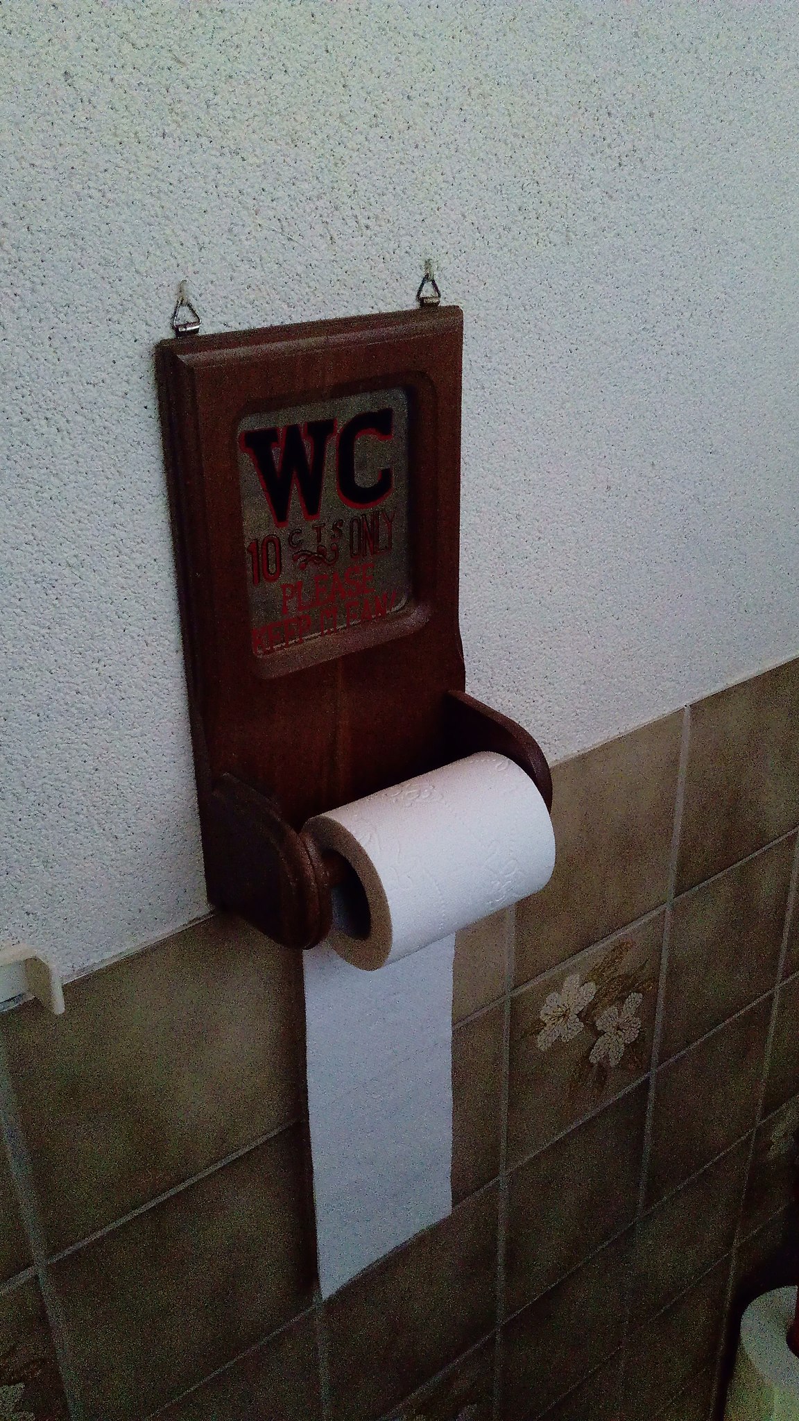 https://upload.wikimedia.org/wikipedia/commons/thumb/5/50/Wooden_toilet_paper_holder%2C_Winschoten_%282019%29.jpg/1152px-Wooden_toilet_paper_holder%2C_Winschoten_%282019%29.jpg