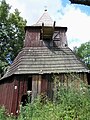 Čeština: Dřevěná zvonice při kostelu Všech svatých na úpatí vrchu Zebín