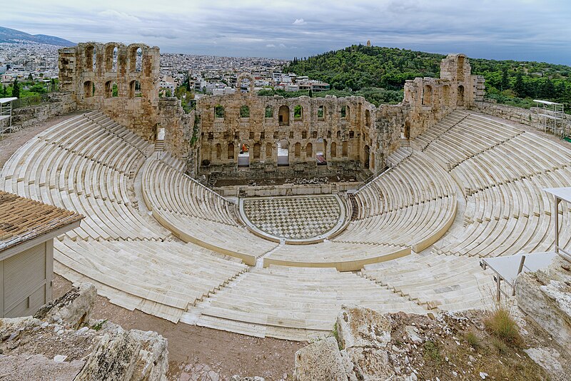 Datei:+ 5000 Zuschauer fasst das Odeon des Herodes Atticus. 06.jpg