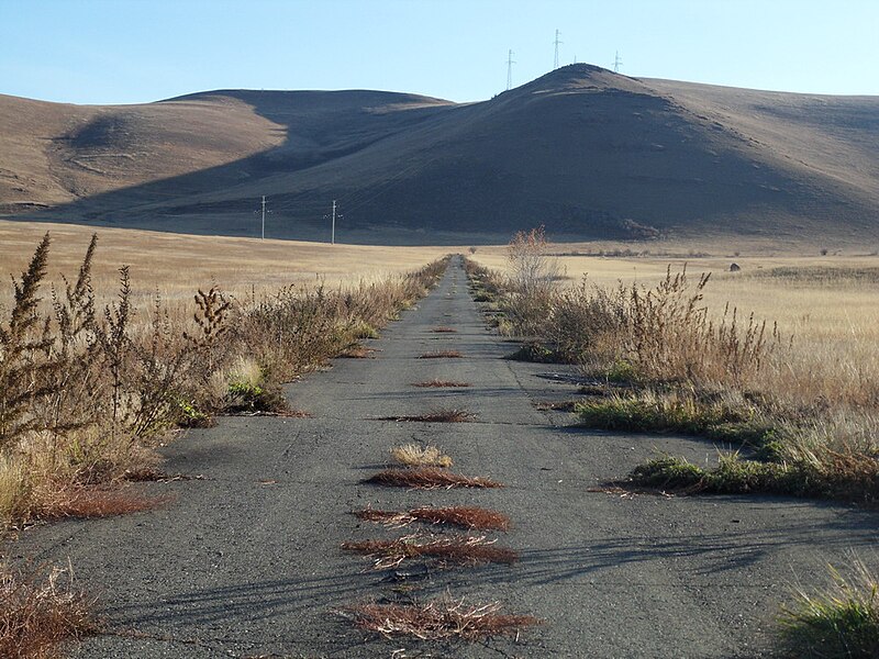 File:Дорога к горам от обвалованых складов - panoramio.jpg