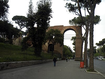 Um dos arcos dos Arcos de Nero.