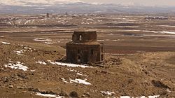 Igreja Gharghavank Zoravor (primeiro plano) e a aldeia de Zoravan (fundo)