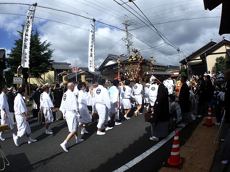 File:大宮売神社祭礼の神輿.jpg