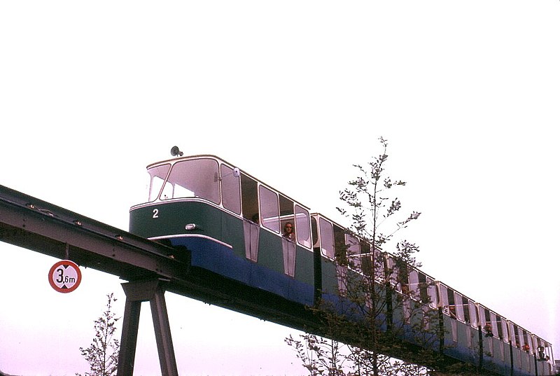 File:008L16--0574 WIG 74, 10. Bezirk Oberlaa „Transrapid“ über dem Gartenschaugelände.jpg