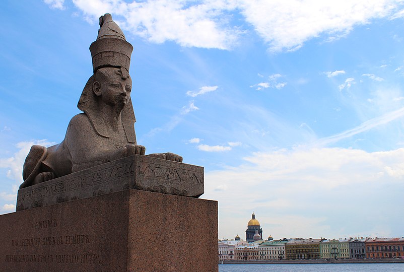 Сфинкс аменхотепа. Сфинксы на Университетской набережной. Сфинксы на Университетской набережной Университетская набережная. Два сфинкса на Университетской набережной. Сфинкс СПБ памятник на Университетской набережной.