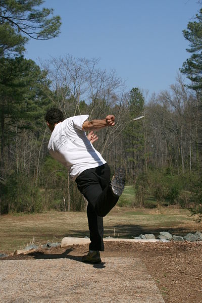 File:2009-03-18 Disc golfer tees off in Chapel Hill.jpg