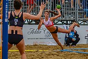 Deutsch: Beach Handball Champions Cup 2018 in Catania (ITA); Tag 3: 3. November – Frauen, Überkreuz-Platzierungsspiel 9-12: Team Italia (Italienische Nationalmannschaft) (ITA) - Beach Bazis Schleissheim (GER) 0:2 (14:22, 21:25) English: 2018 Beach Handball Champions Cup in Catania (ITA; Day 3: 3 November – Women's Placement Match Cross Matches 9-12: Team Italia (italien national Team) (ITA) - Beach Bazis Schleissheim (GER) 0:2 (14:22, 21:25)