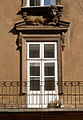 Балконні двері із скульптурою лева