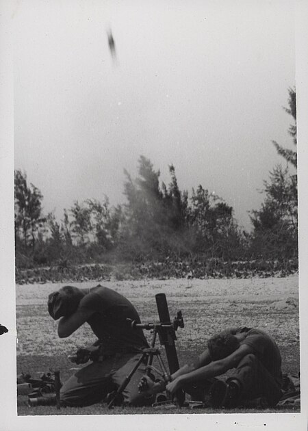 ไฟล์:60mm Mortar Crew, 5 April 1967 (29259238931).jpg