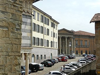 Sarpi seen from Piazza Rosate and Cathedral 710BergamoLiceoSarpi.jpg