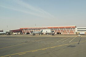 Prezident Modibo Keita International Airport, pohled z letištní odbavovací plochy, leden 2019.