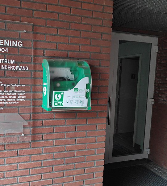 File:AED aan ontmoetingscentrum Bellem.jpg