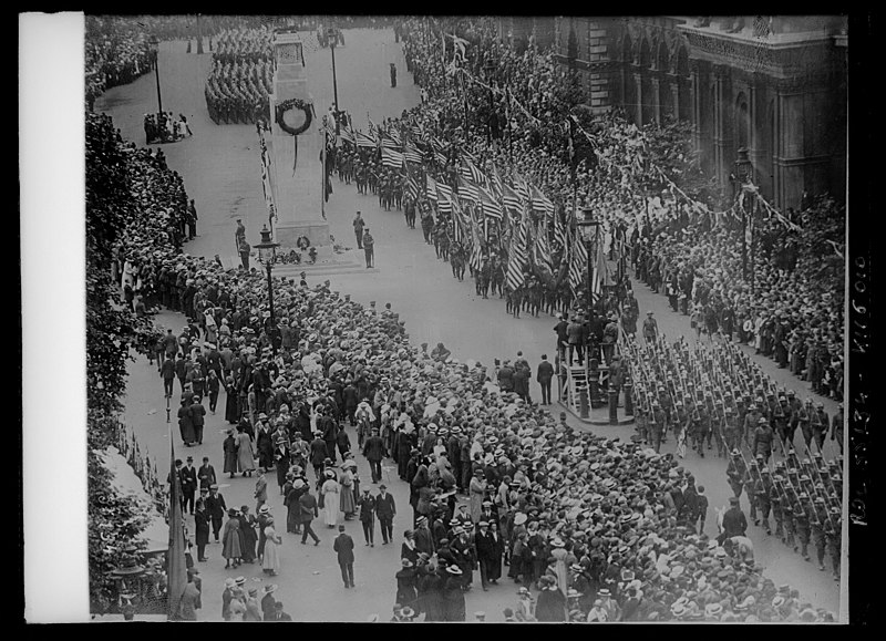 File:Agence Rol - Défilé de la Victoire à Londres, à Whitehall, devant le cénotaphe, le 19 juillet 1919, les troupes américaines - Original.jpg