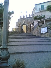 Gli scaloni. Sul fondo, l'ingresso al centro storico