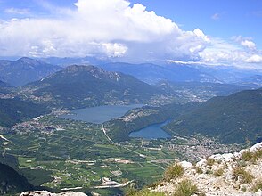 Boven Valsugana aan de linkerkant het Lago di Caldonazzo, aan de rechterkant het Lago di Levico, ervoor de stad Levico Terme