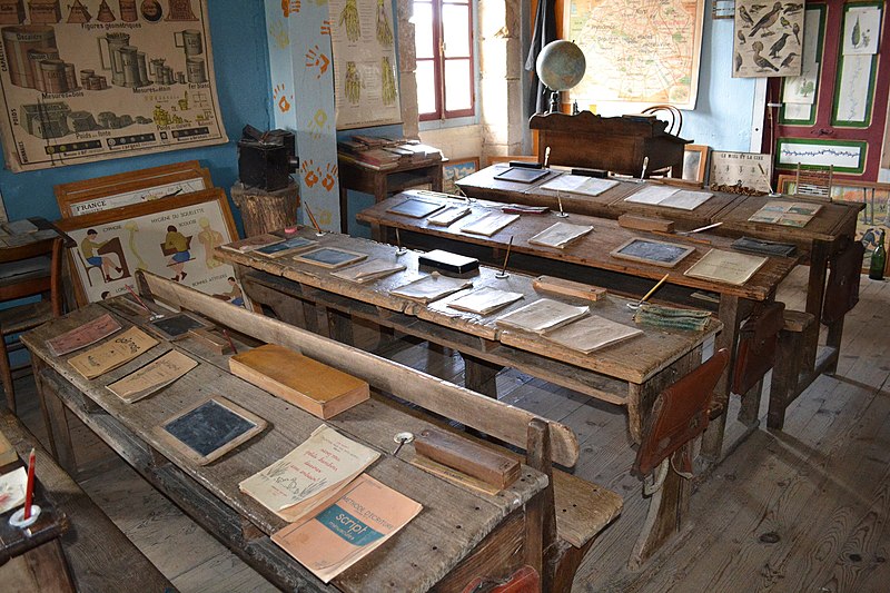 File:Ancienne salle de classe - Musée éclaté (Cardaillac) - 02.jpg