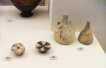 Pesons à fuseau et idoles-cloche. 950-900. Musée du Céramique