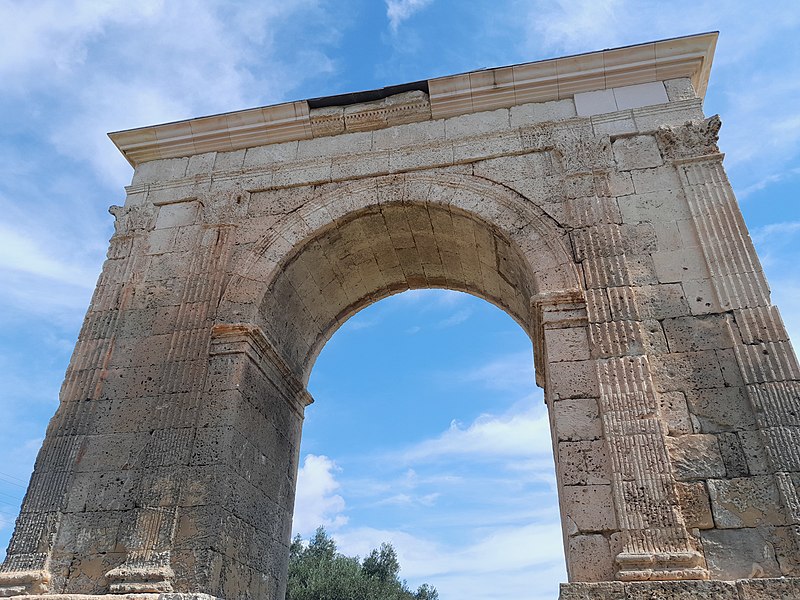 File:Arch of Berà on the Via Augusta 7.jpg