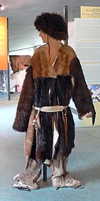 Archeoparc - Museum Ötzi Kleidung.jpg