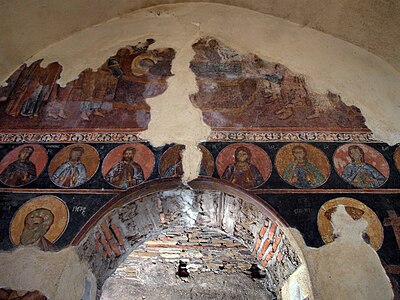 Остаци фресака изнад улаза у главни црквени простор