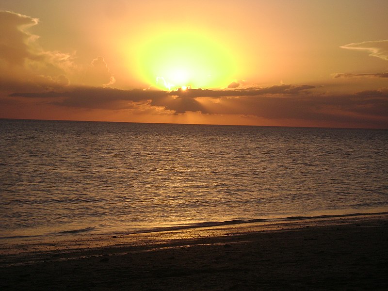 File:Atardecer en Punta Ancla.jpg