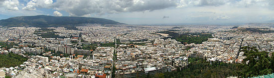 Panorama d'Athènes depuis la colline du Lycabette, avec vue sur le stade panathénaïque, le temple de Zeus olympien, le Parlement hellénique, le jardin national et l'Acropole.