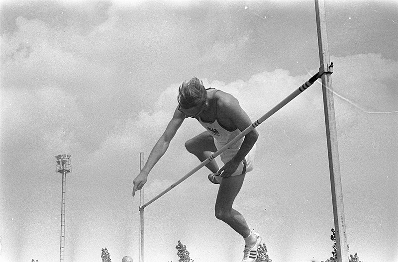 File:Atletiekwedstrijden op sportpark Ookmeer. Hoogspringer Klaas Kanis, Bestanddeelnr 920-5728.jpg