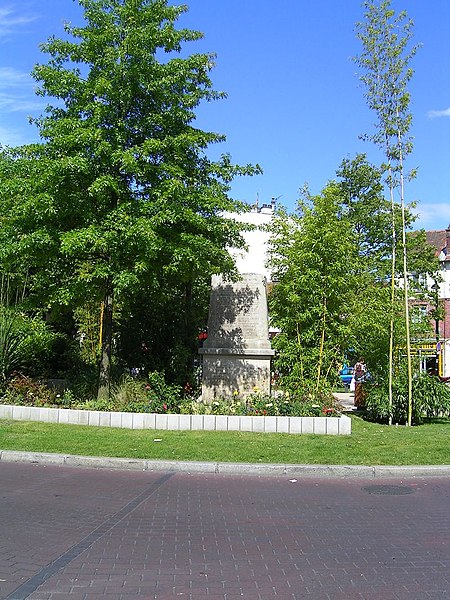 Aulnay-sous-Bois - Monument Général Leclerc 2.jpg