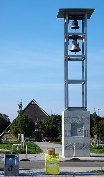 File:Autobahnkirche-BB Turm.jpg