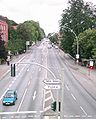 Deutsch: Bundesstraße 73, Buxtehuder Straße, in Hamburg-Harburg. Blick von der Seehafenbrücke in Fahrtrichtung Cuxhaven. Links im Bild das Amtsgericht Hamburg-Harburg.