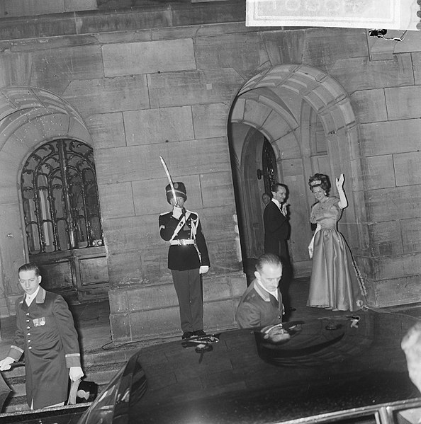 File:Bal op Paleis op de Dam , prinses Irene en prins Hugo Carlos, Bestanddeelnr 918-8641.jpg