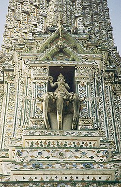 泰國郑王寺中央塔上的因陀羅像