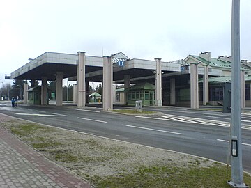 Fichier:Barwinek_-_already_non-existent_Polish-Slovak_border_crossing_with_European_routes_E37.JPG